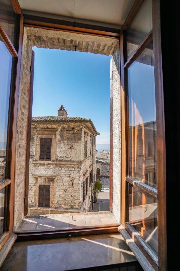 Ogni finestra è un quadro - appartamento ad Assisi Esterno foto